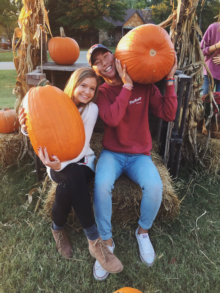 MeganMerlene's tweet photo. because it's national pumpkin day and I enjoy everything about a pumpkin patch https://t.co/f00XmAddCn