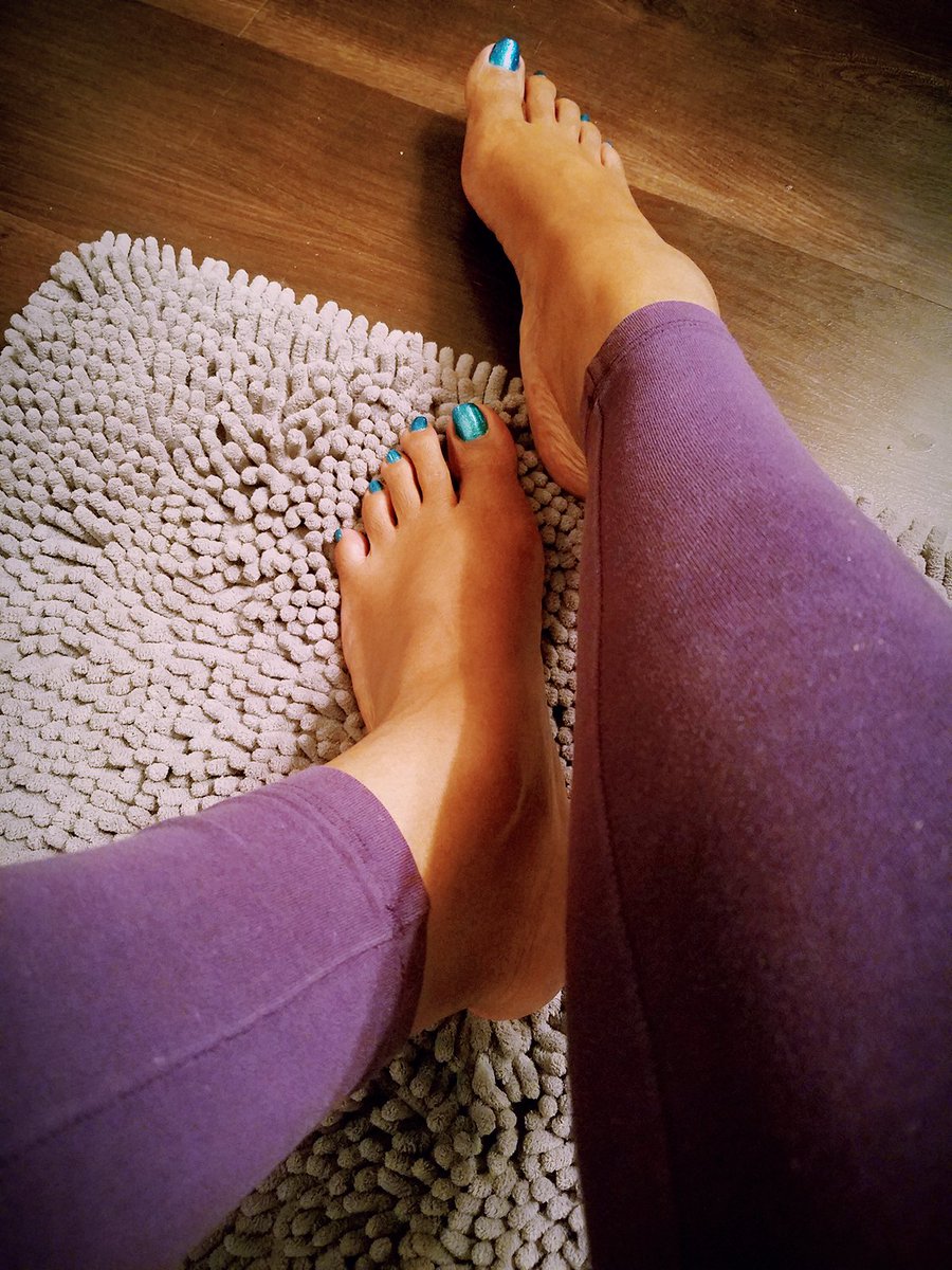 GoddessMia1's tweet photo. #footfetish #leggingseason #toes #footgoddess #milf #denver #outcall #footfetishsession https://t.co/SgJKZQV9I6