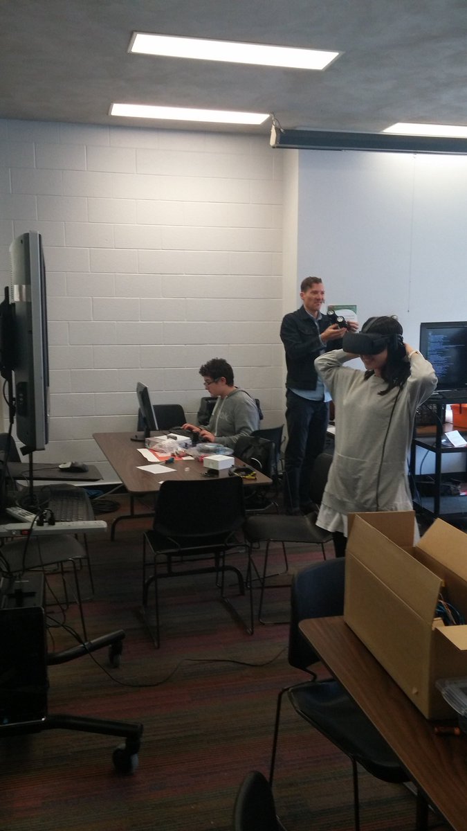phoebe_kang's tweet photo. #brocklibmakes #brockhackfest https://t.co/Bn4ai1ZW4H