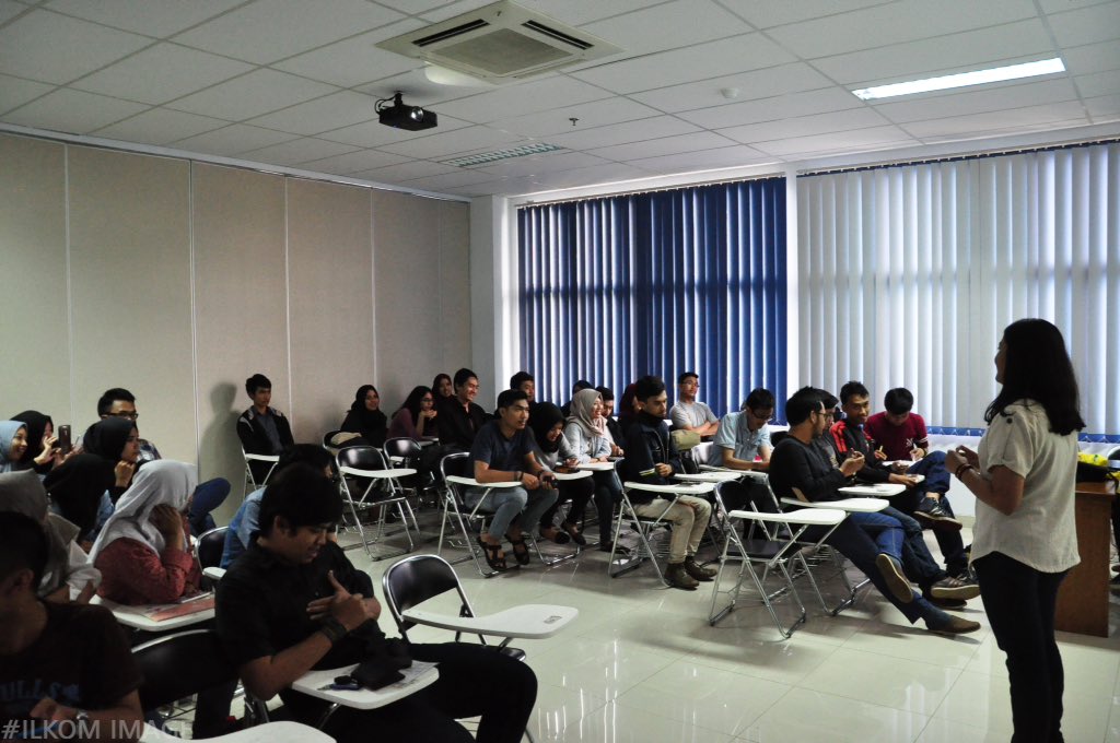 Pematerian oleh Teh Hana (Manajemen UPI 2013) di gedung FPEB lt. 2 pada acara Study Club "Magazine Jurnalism" Rabu, (26/10/2016).