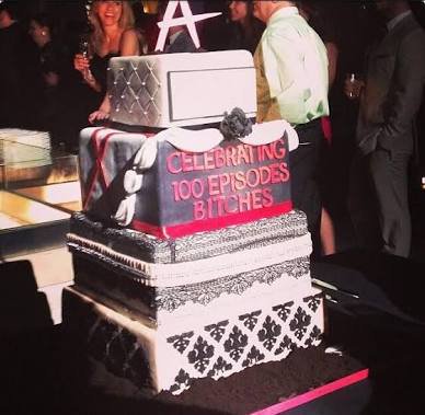 LucyNewsBrasil's tweet photo. A um tempo atrás estávamos comemorando os 100 episódios da série, mas hoje, estamos lamentando o término de uma família 💔 #PLLFinale https://t.co/5tuD2BiqJD