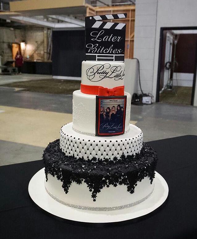 LucyNewsBrasil's tweet photo. A um tempo atrás estávamos comemorando os 100 episódios da série, mas hoje, estamos lamentando o término de uma família 💔 #PLLFinale https://t.co/5tuD2BiqJD