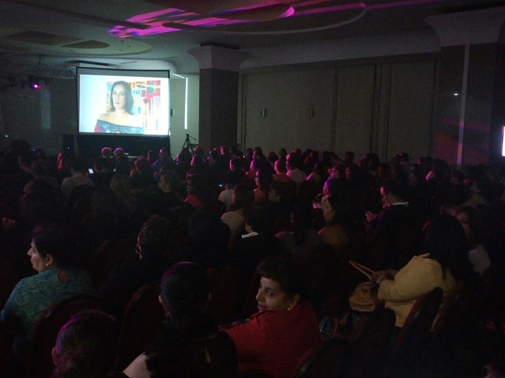 lacoloniahn's tweet photo. ¡Vamos a vivir una experiencia con Consuelo Duval! Compartí tus fotos con el #DiPresente 😘😍🎊 https://t.co/5QxL1G165o