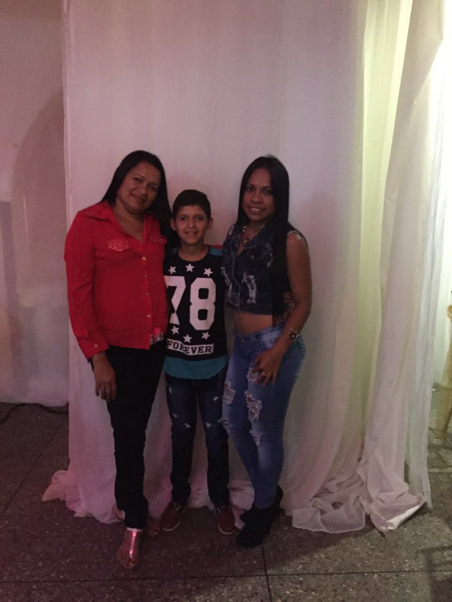 eiverbarragan7's tweet photo. Yo con mi madre que mañana estará de cumple https://t.co/2nbP3nwel5