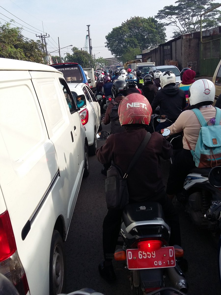 dindapoetz's tweet photo. @PRFMnews krn bis mogok dan jembatan rusak. Klo mau klaim kerusakan kendaraan krn jln jlk kmn min?😂 https://t.co/O3UC2WqGnr