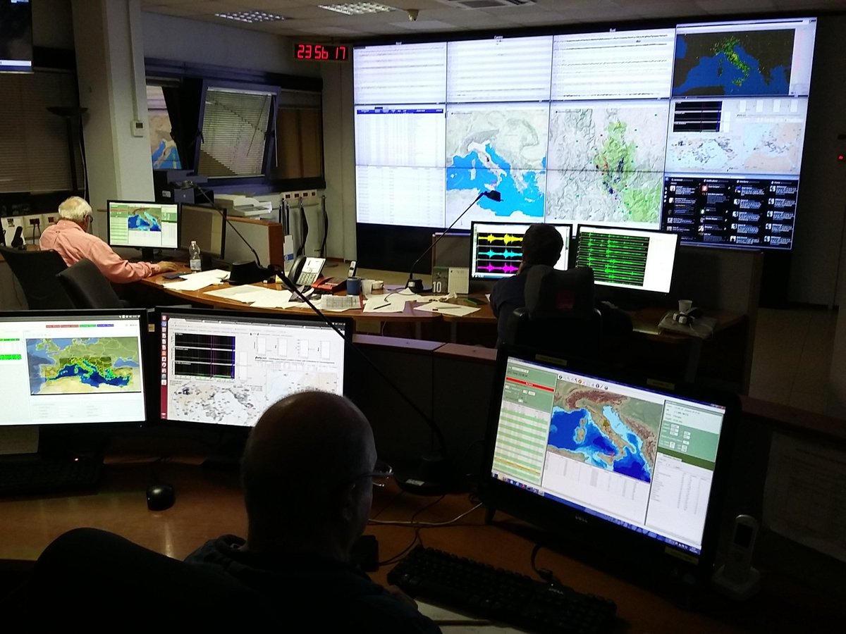 AlessAmato's tweet photo. Not an easy night for people on duty this night at @INGVterremoti headquarter. Tons of aftershocks to locate after the 2 M5.4 - 5.9 shocks https://t.co/DxmIVdbC0G