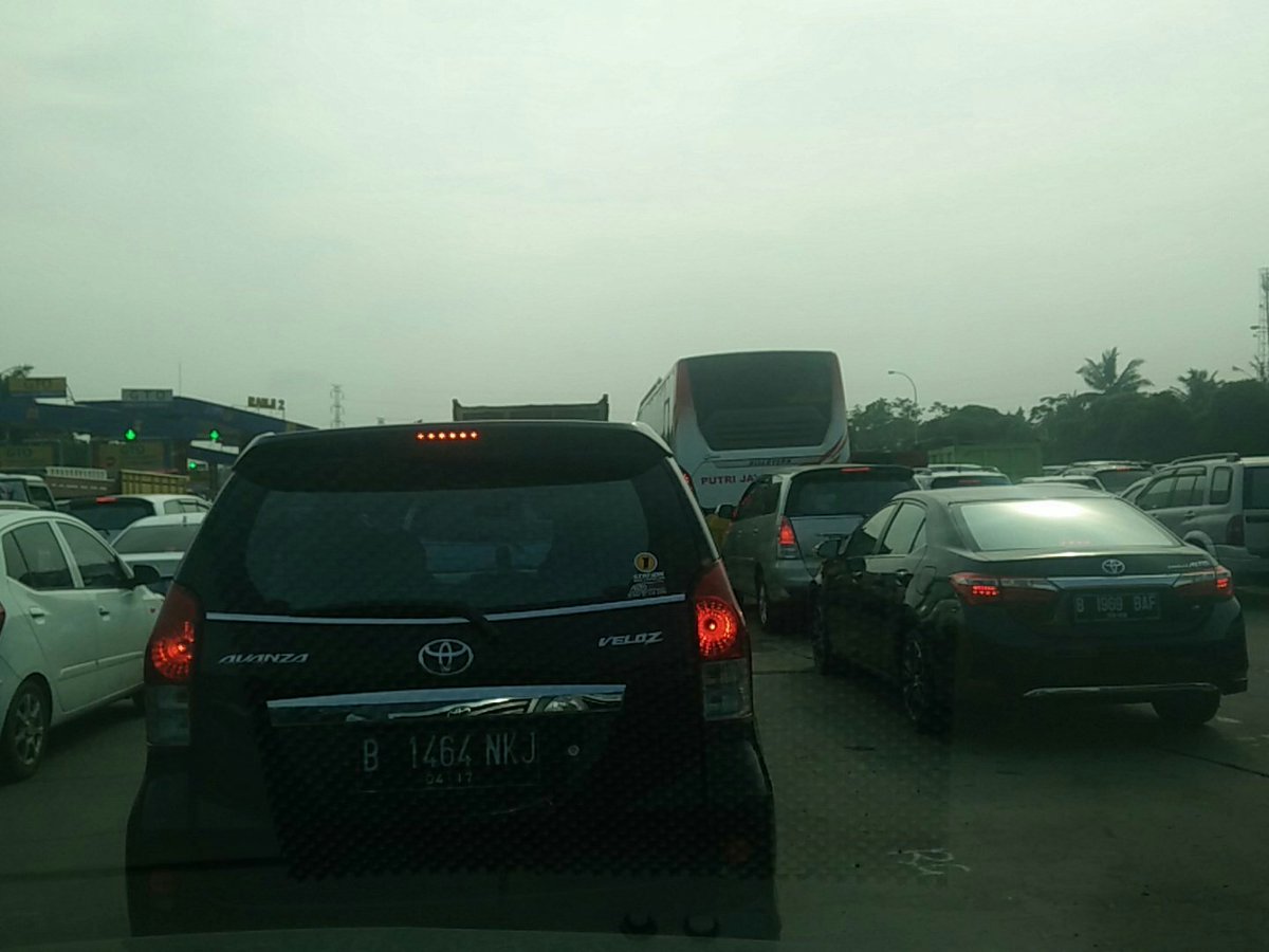 rnovyardi's tweet photo. @RadioElshinta macet toll jorr setelah bayar toll pondok  ranji arah jakarta. https://t.co/pEDlfO0DDQ