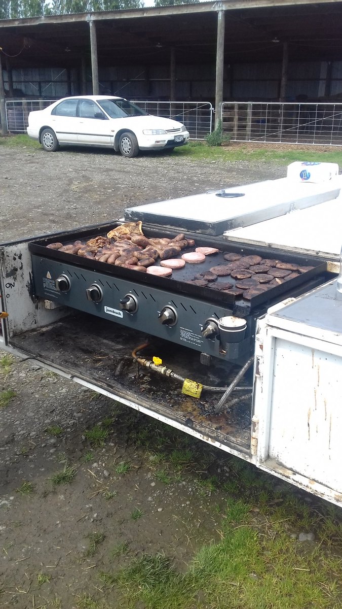 1st kiwi discussion group meetig today <a href="/sigalasvacas/">Michael Prankerd</a> thanks for having us!this is how all discussion groups should be in ...bbq for lunch!