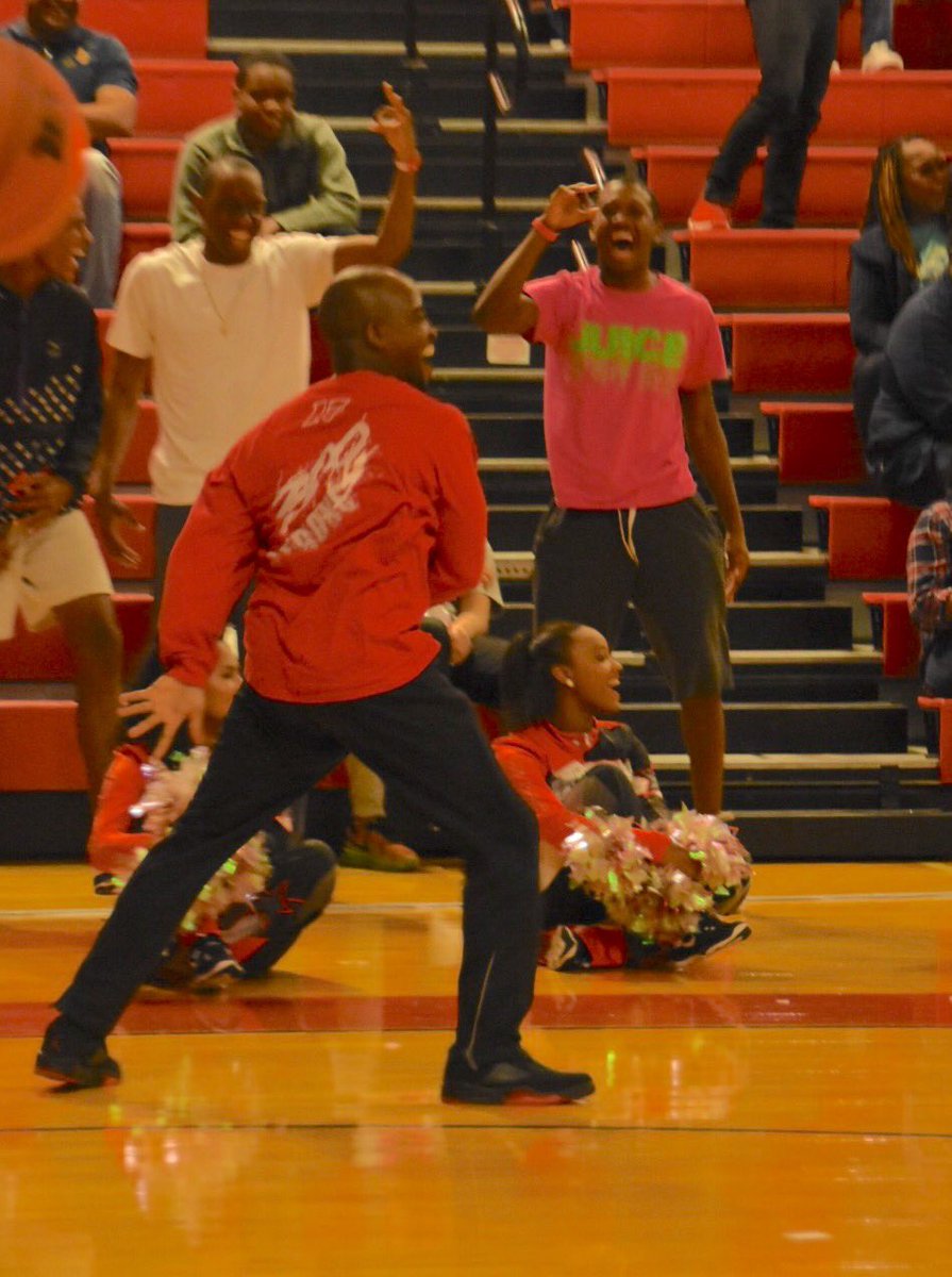 CyFairJoel's tweet photo. Dagger! Coach O &amp; Coach Cross take down the players in a tandem game of around the world. #LightUpThe Lakes https://t.co/cv5q2K83lf