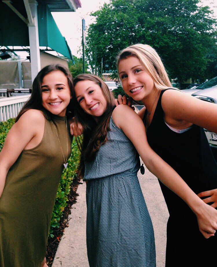julia_lecler's tweet photo. HBD CRAZY GIRL!!! love you and hope you had a great day!๐๐๐ #hyello #gudbie https://t.co/hCAbGhYgXW
