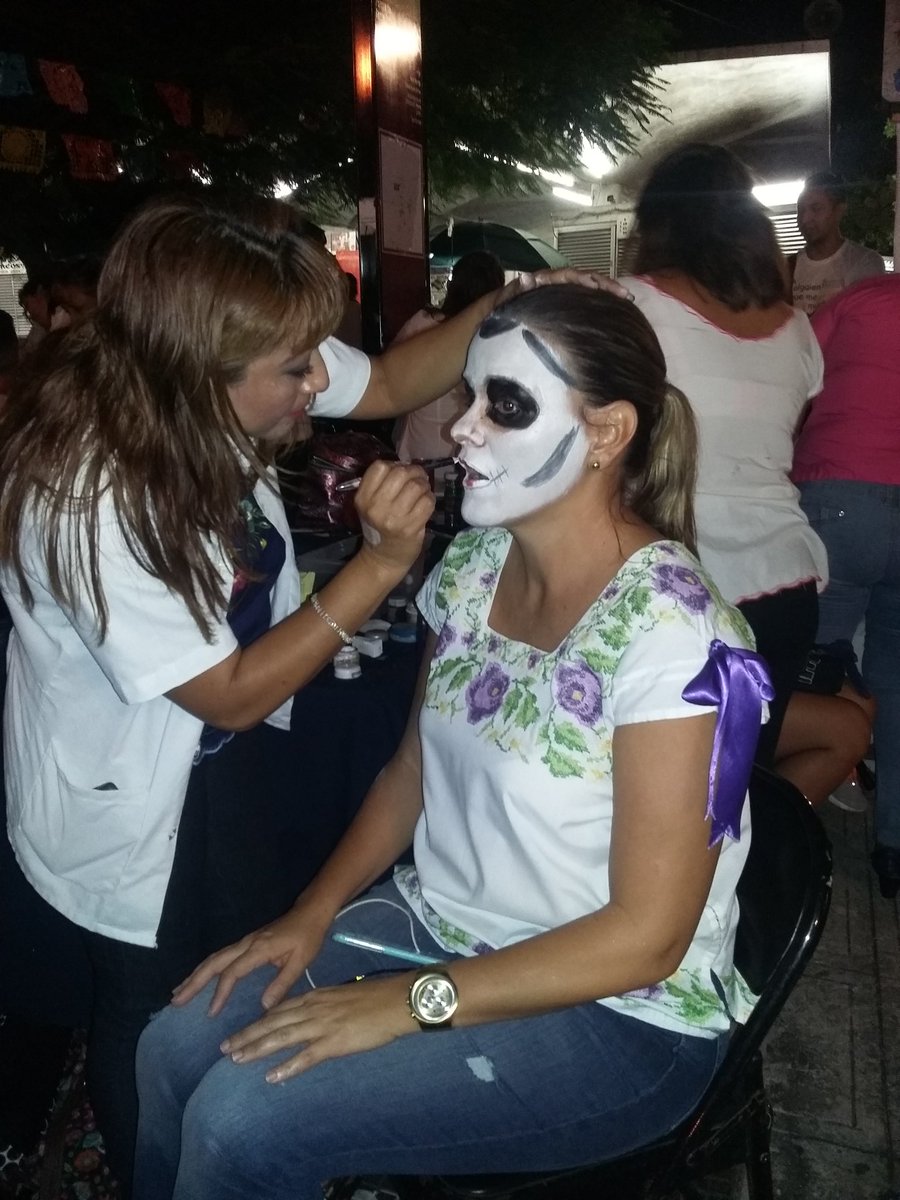DesSocialMerida's tweet photo. Nos encontramos en el Parque de Santa Ana en los preparativos para la Rodada de las Ánimas en el marco del #FestivaldelasÁnimas2016 https://t.co/0vxWcOALtJ