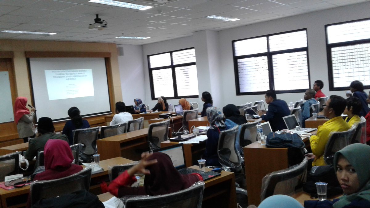 PolgovDays's tweet photo. [ LIVE REPORT ]
Sedang berlangsung presentasi esai oleh delegasi finalis esai https://t.co/ki3Ll5Gfrs