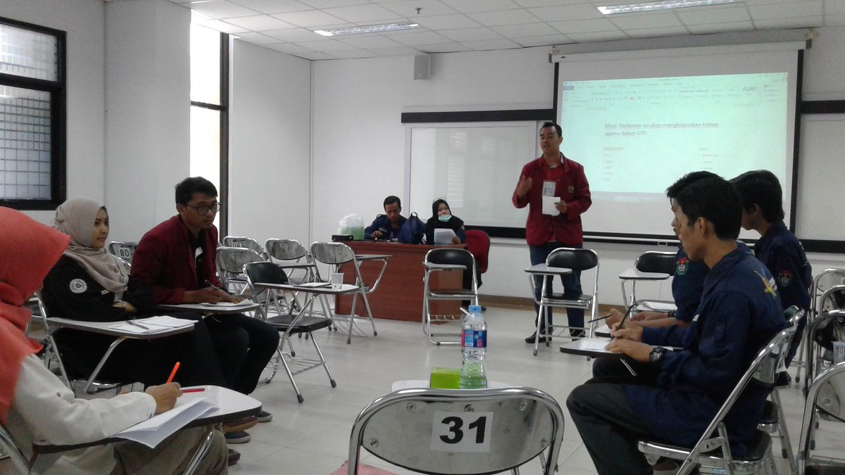 PolgovDays's tweet photo. [ LIVE REPORT ]
Sedang berlangsung pre eliminary 3 debate competition Polgovdays 2016 https://t.co/YaG0syzxqK