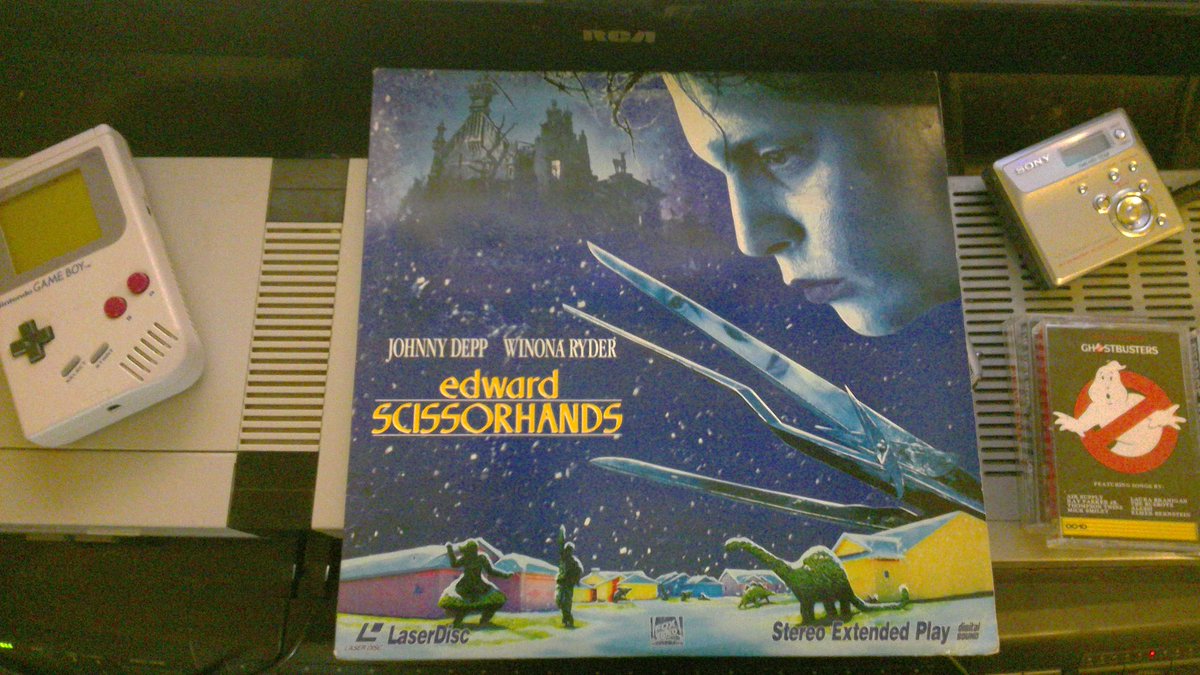 CitrusArcade's tweet photo. I LOVE #LASERDISC! Coolest way to watch a #movie! #ET #EdwardScissorhands #80s https://t.co/RIw71JihLw
