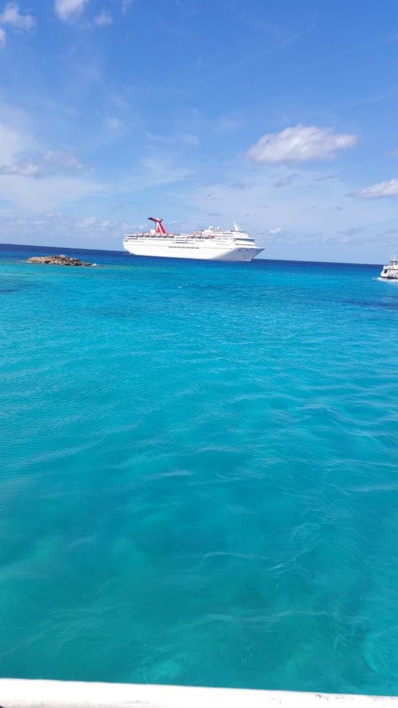 SMoton's tweet image. THE SHIP DOCKED IN THE MIDDLE OF THE OCEAN AS WE HEAD TO THE ISLAND OF  HALF MOON CAY