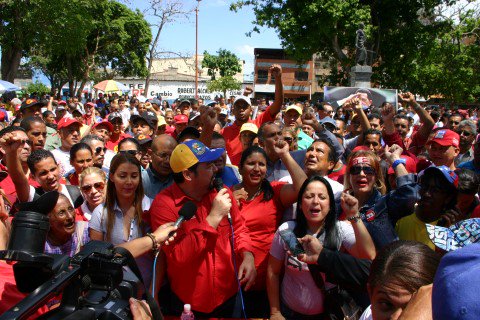 Nircia_Villegas's tweet photo. #Bermúdez estuvo hoy en la plaza Bolívar #Carúpano defendiendo la Revolución Bolivariana y apoyando a @NicolasMaduro https://t.co/zB10yziURk
