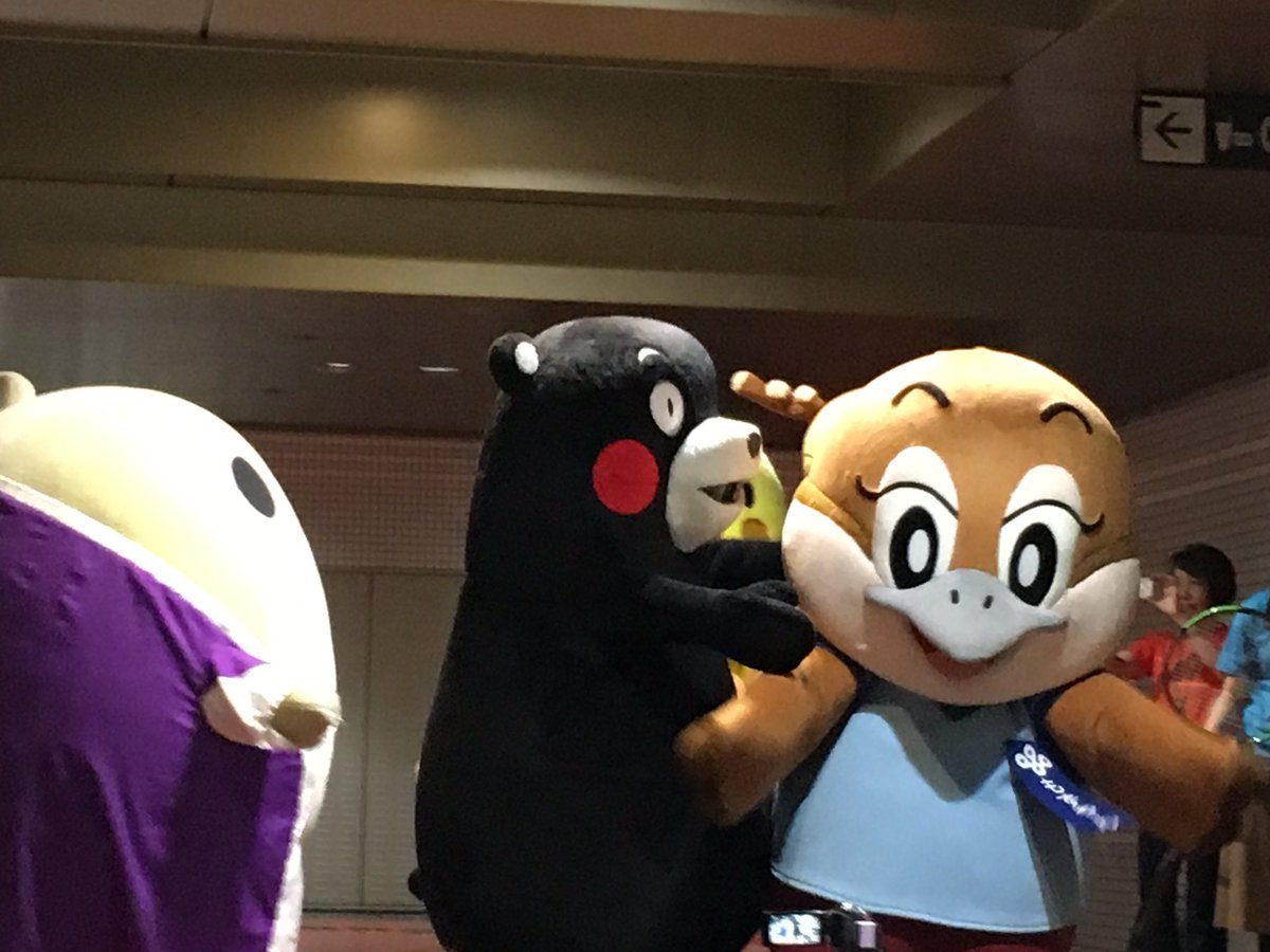 もずやん 大阪府広報担当副知事 V Twitter エディオンアリーナ大阪 大阪市浪速区 で開催中の ヨネックス 杯国際親善レディースバドミントン大会2016に来てるで くまモン 肩のツボ押してくれてる 準備完了やでe 8 Z