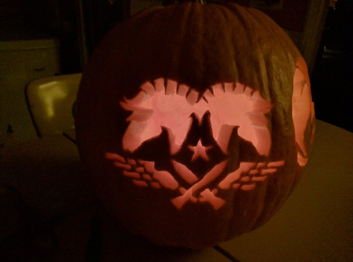 TheWizardofGore's tweet photo. Happy Halloween, #CloneClub ! My annual @OrphanBlack pumpkin. Castor and LEDA side by side! @tatianamaslany @AriMillen @GraemeManson1 https://t.co/FEsED2x7Ga