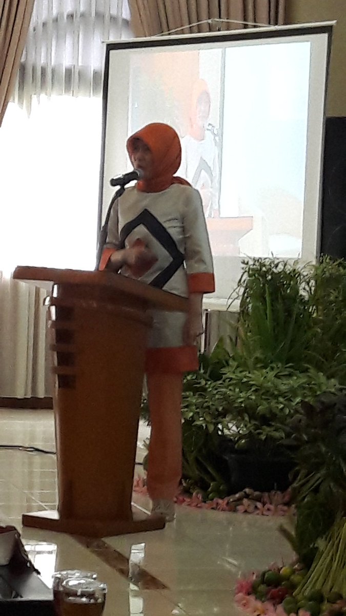 thepowerofoai's tweet photo. Prof. Ratu Ayu D.S. menyampaikan paparan tentang "Pengetahuan &amp; sikap kaitannya dgn perilaku konsumen dlm menentukan pilihan produk OBA". https://t.co/GVdMAv17kP