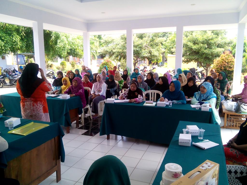 PudjoRatmoeko's tweet photo. pertemuan PKK hr ini di isi materi ttg 1000 hr tumbuh kembang anak dari RS YASMIN @ChoirilYudaw @a_azwarnas https://t.co/YDd8Px1mcc
