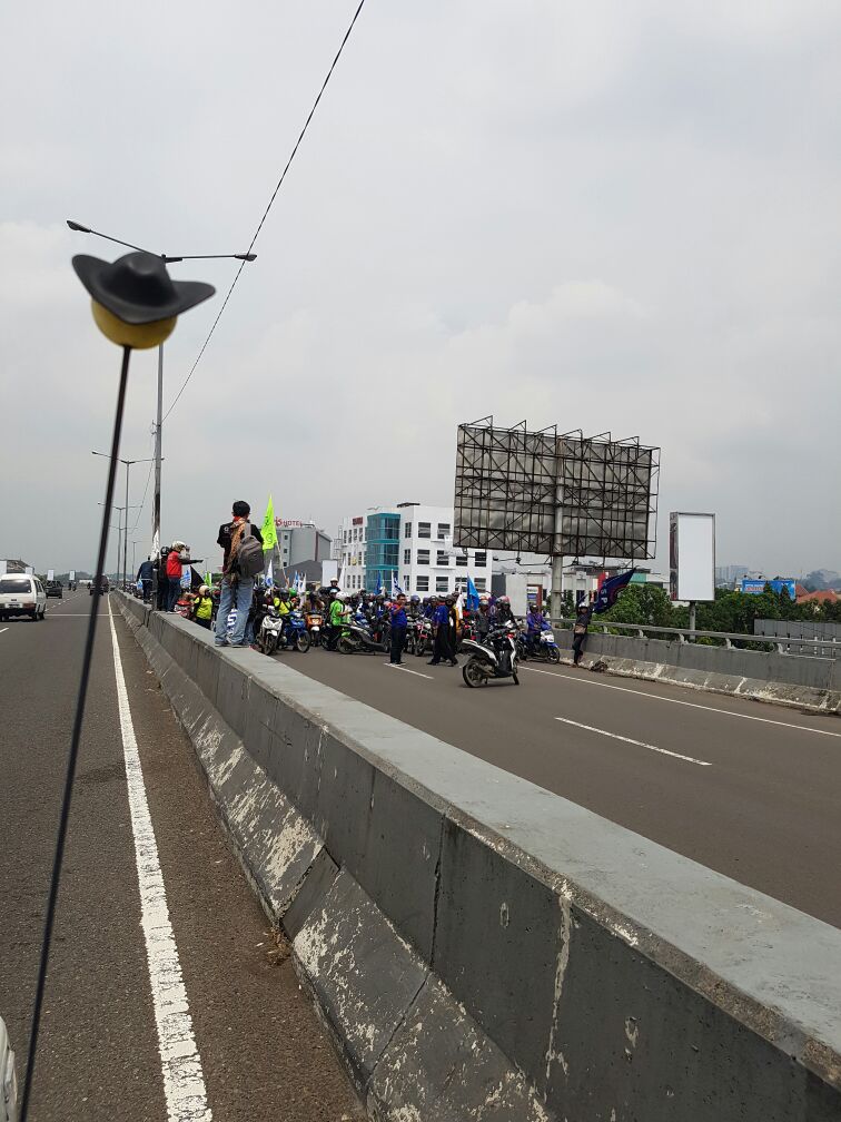infobdg's tweet photo. #lalinBDG 10.23: Hindari pasupati arah gasibu masa demo blokir jalan| @iman_sinarjadi https://t.co/w6SUbdye0b