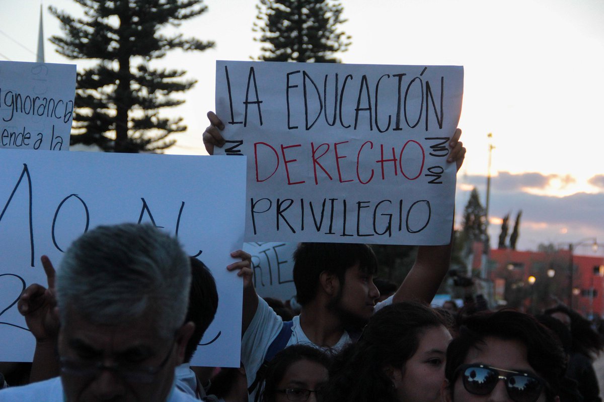 UAQmx's tweet photo. Recorten privilegios, 
¡No Derechos! 

#NoAlRecorte 
#Querétaro https://t.co/9MgLwSLbu9