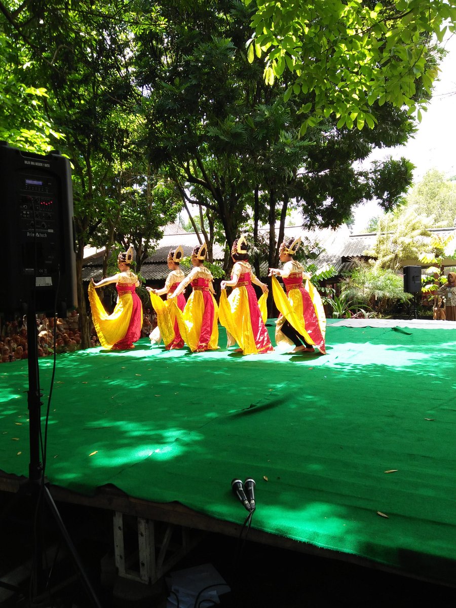 bulbasSMABA's tweet photo. Penampilan tari tradisional dari SMAN 3 Batu https://t.co/5al3fHkoiz