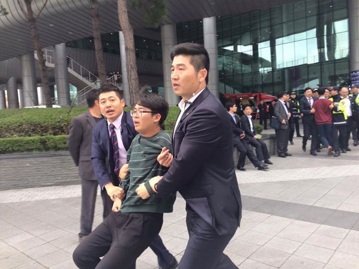 오늘 부산 방문한 박근혜에게 대학생들이 하야하라며 기습시위 벌이다 연행되는 사진 공유합니다.