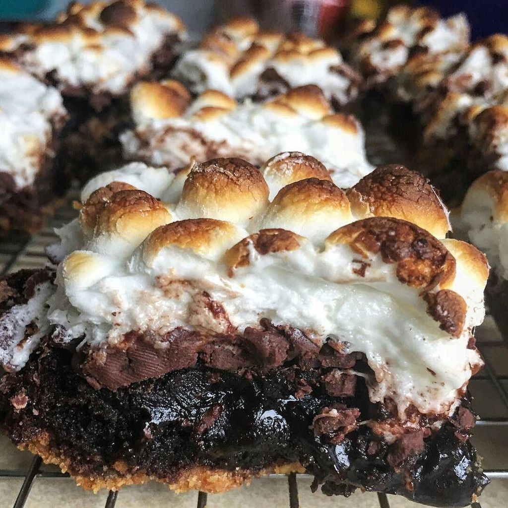 cupcakeproject's tweet photo. These s'mores bars regrammed from @victoria_marano are dreamy!

#smores  #smore  #marshmal… https://t.co/izqyCVJZLo https://t.co/9TPuzQZ7Ah