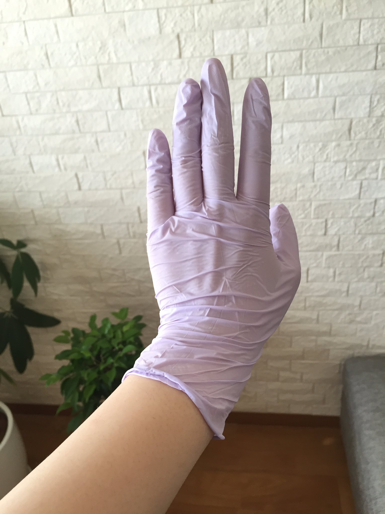 Kinatan Di Twitter 夫に火傷の傷がグロいから見たくないと言われ薬塗ったあとにゴム手袋してます O でも 色がちょっと 変わってるだけで言うほど酷くはありません 火傷の傷が治ったら虫刺されの痕を消したくて買ったアットノンもどきを試してみようかな