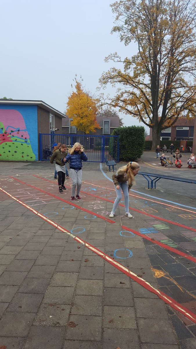 Kleurrijk plaatje of niet? 🌈 @BeweegWijs <a href="/KZSchool/">Kerst Zwartschool</a>