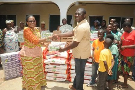 WeekDCityShow's tweet image. Lordina Mahama made a donation of some items including Kalyppo to the Kids Orphanage in Nkronza.