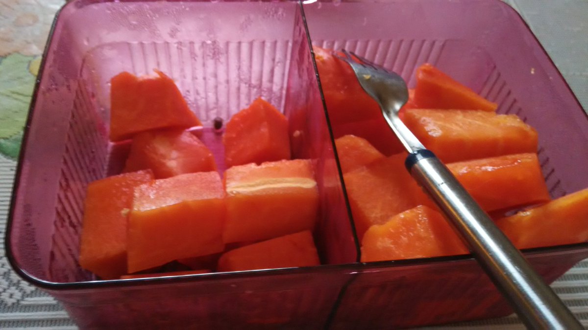 che_andriani's tweet photo. enak nya klo lg hamil itu, byk yg perhatian. bisa manja2.. jd ky anak kecil lg, sampe buah pun tinggal santap udh dipotong2n.. love mom 😘😘 https://t.co/aya5McuWX0