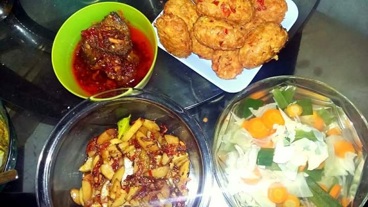 cholil_19's tweet photo. @101Jakfm makan siang dengan masakan buatan istri,mantabz @almondtreecakes #101memories https://t.co/L0AL2TAtOk