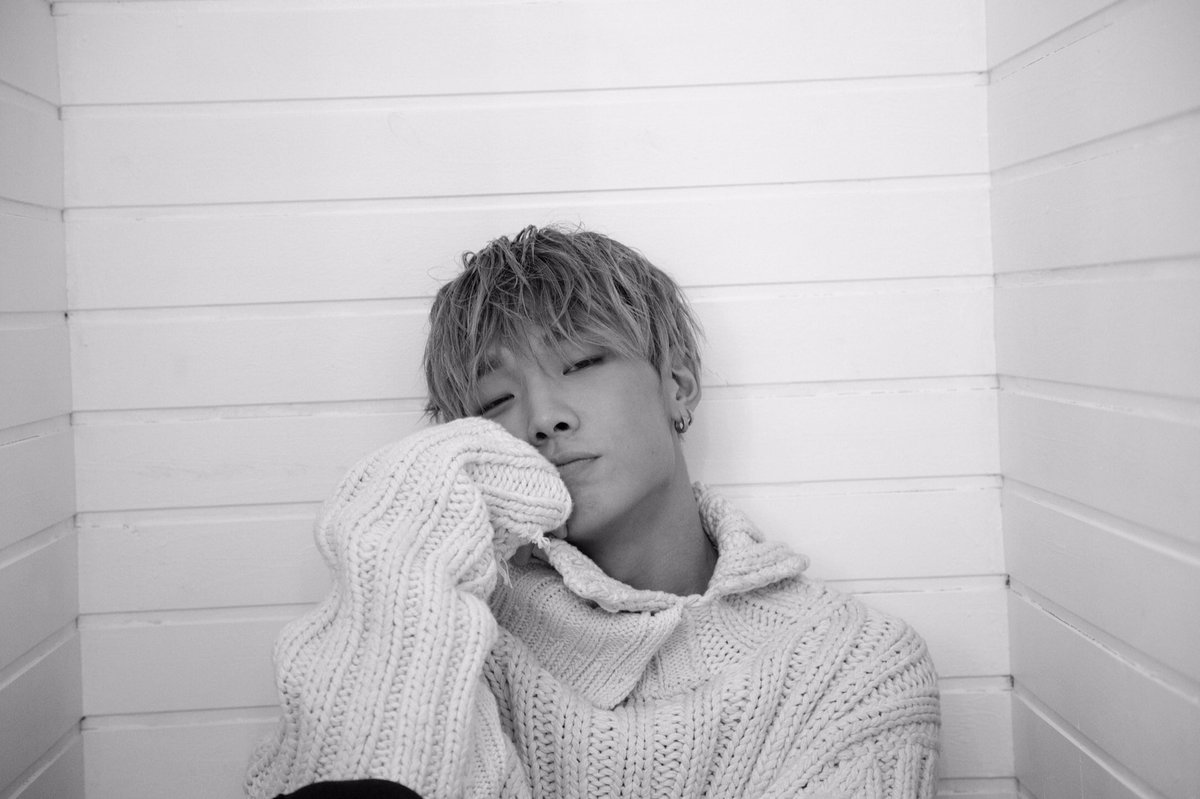 madameFIGARO_jp's tweet photo. BOBBY撮影時。「笑ってください」と言うのもなぁと思い「プーさんの人形思い出してください！」と叫んだら、フフッと優しく笑ってくれました。#バビ #バビー #BOBBY #iKON #アイコン　#YG　#ikonic #바비　https://t.co/TFLsBAi98A https://t.co/0GnfCjkMmI