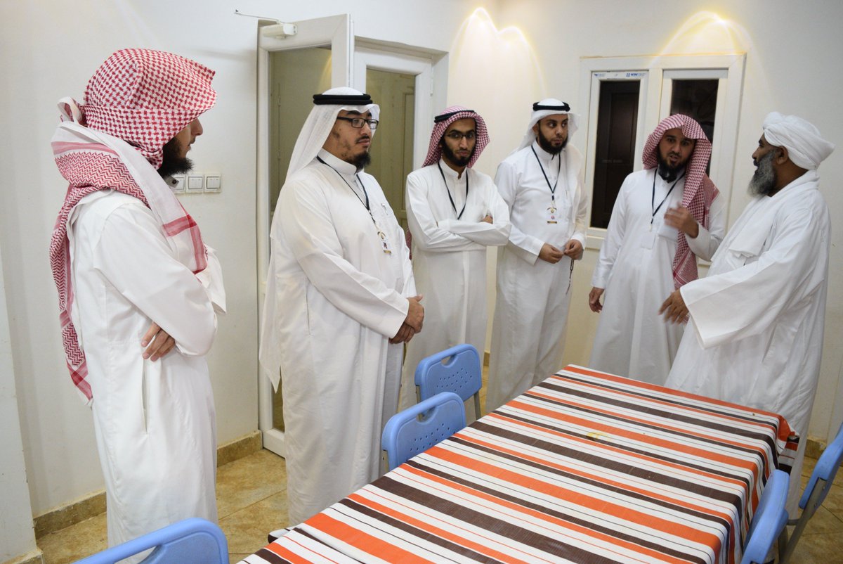 qodwah's tweet photo. وقد زار الوفد مرافق المركز وقدّم الشيخ بدر الفاضل كلمة توجيهية للطلاب، ثم قدمت قدوة هدية تذكارية لرئيس المركز https://t.co/hRWq0FuZ7u