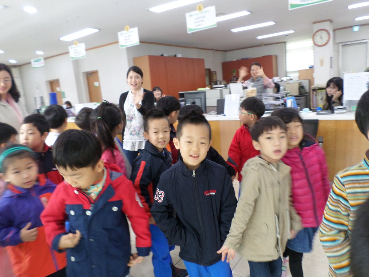 나눔의 실천이었던 아나바다시장놀이수익금과 단대제2교직원들의 불우이웃성금을 어리이집대표로 나무반친구들이 단대동주민센터를  방문하여기부하고 왔답니다.동장님께전달하고 감사하다는 말씀을전해드리며 우리의나눔이 얼마나 의미있는활동이었지 확인할수있는 시간이었답니다