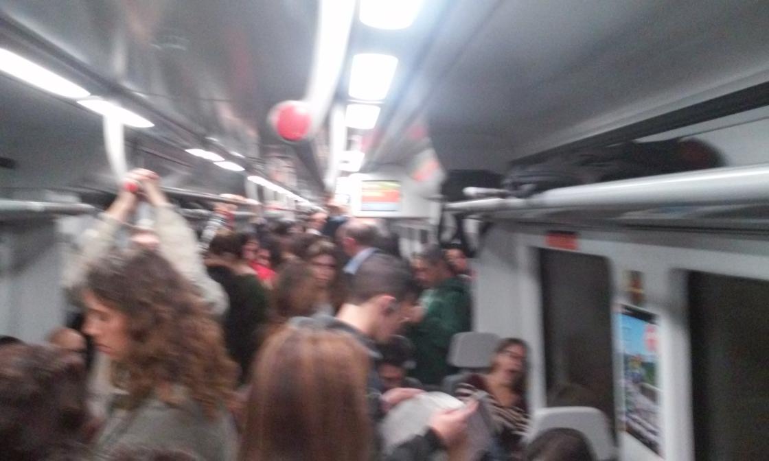 ogarangou's tweet photo. Ostres @laiaclaret avui hauries de ser a la R-2 Nord. El 🚂de les 7.59 a Gra -BCN, curt i com sardines! #controltrens https://t.co/bfAyAjzu1X