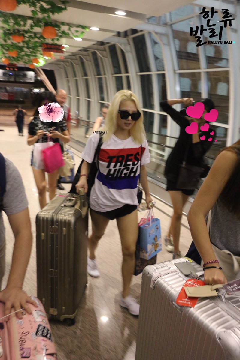 [PIC][23-10-2016]HyoYeon khởi hành đi Bali để chụp hình cho tạp chí "K-Wave" vào hôm nay CvwNCTZUIAEOHSe