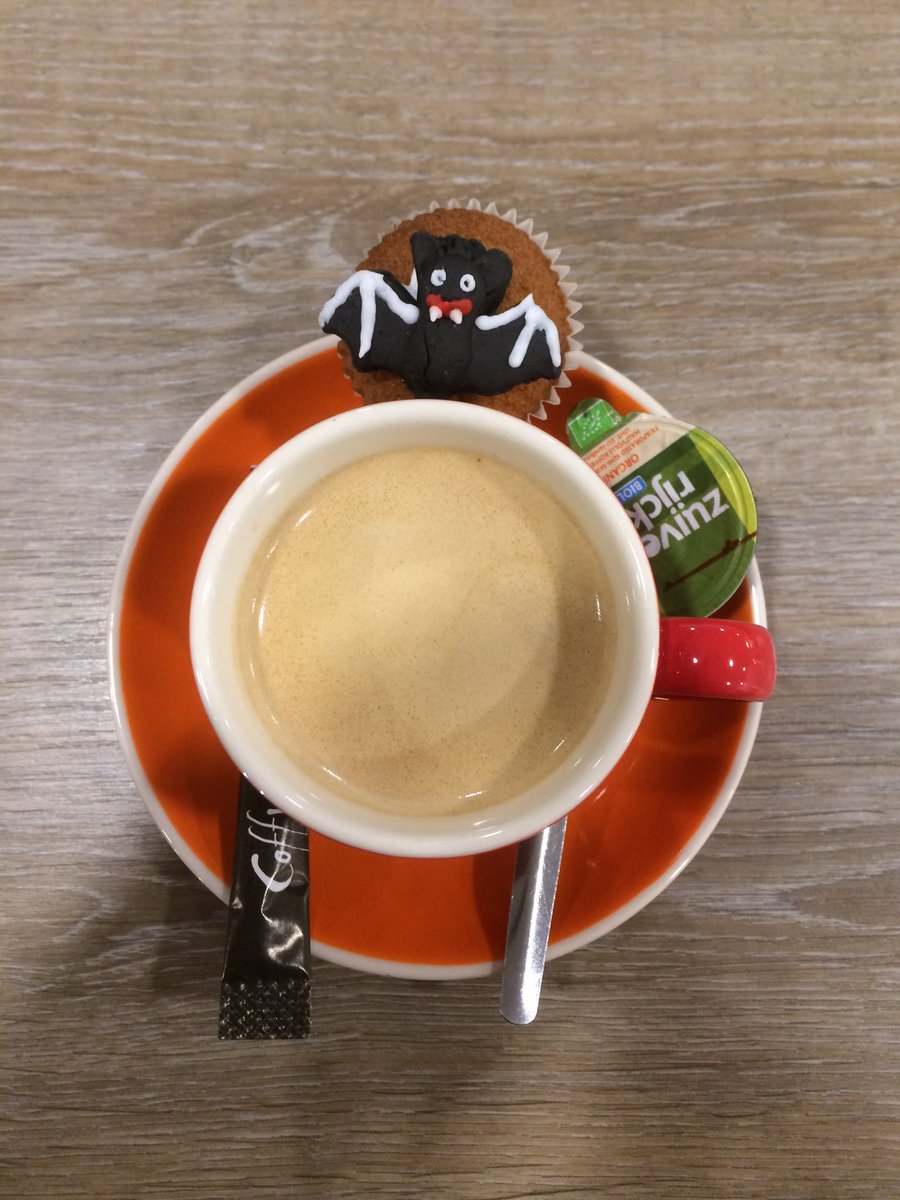 Speciaal voor onze gasten een spannende huisgemaakte cupcake voor bij de koffie of thee!  #vergaderlocatie #flexwerkplek #halloween