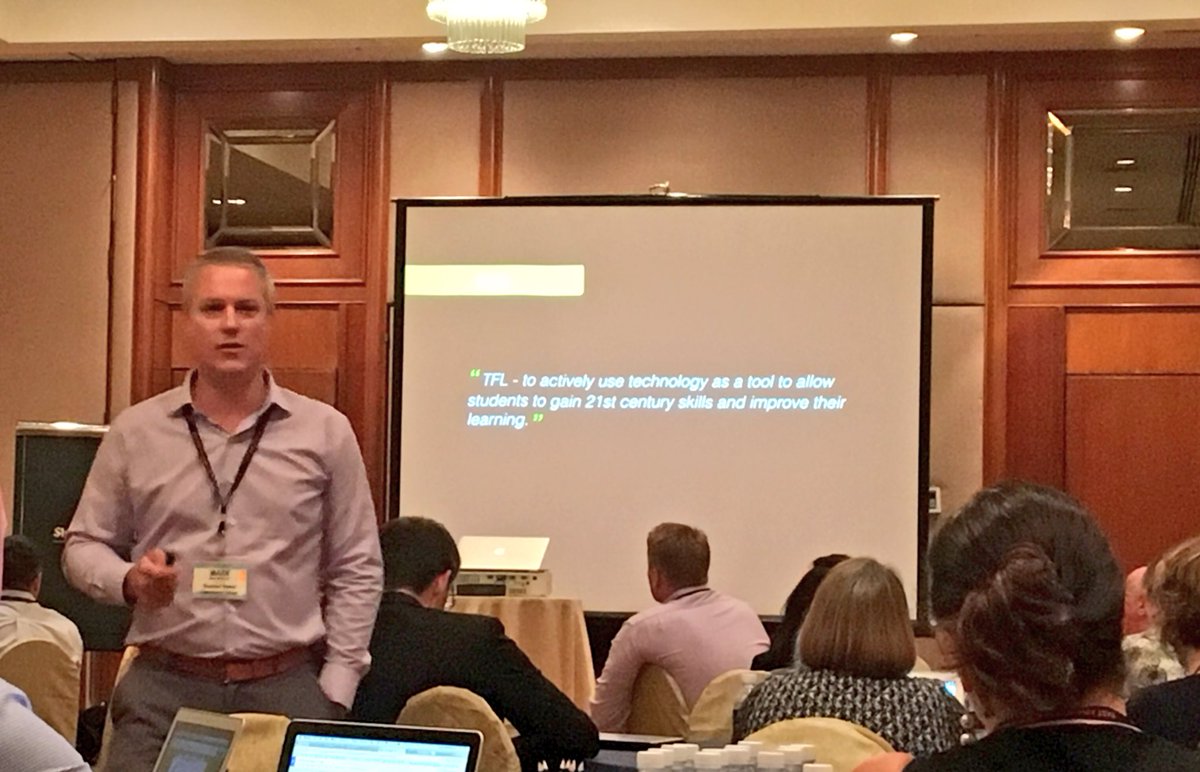 cho_liz's tweet photo. #smartswarm presentation by #sisrocks after Fullan's ideas. "Empower your staff. Decentralize control." #changeleadership #transformation https://t.co/PfcvEnGPtc