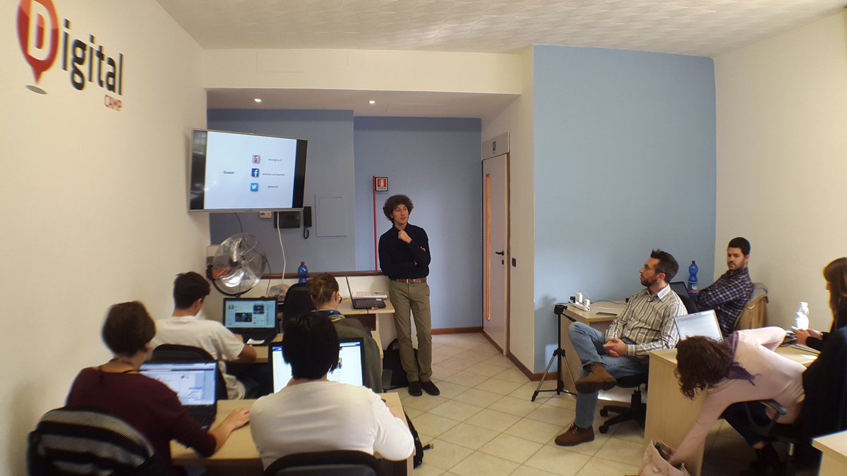 DigitalCampLab's tweet photo. @DigitalCampVA domanda e @clenzi82 di @Gazzetta_it risponde https://t.co/XwIogrnkH2