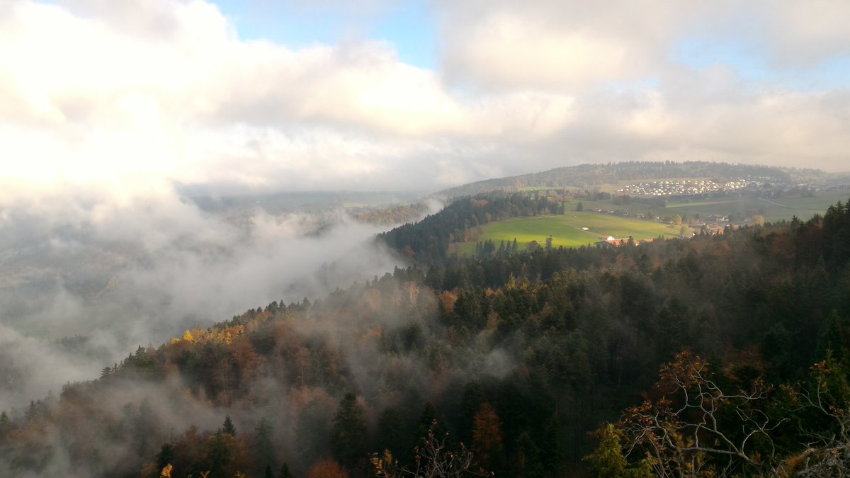 VoyagerLoin's tweet photo. Parcours jusqu'au sommet des Franches Montagnes dans le Jura suisse @Jura3Lacs #jura3lacs https://t.co/MpiXClUdEF