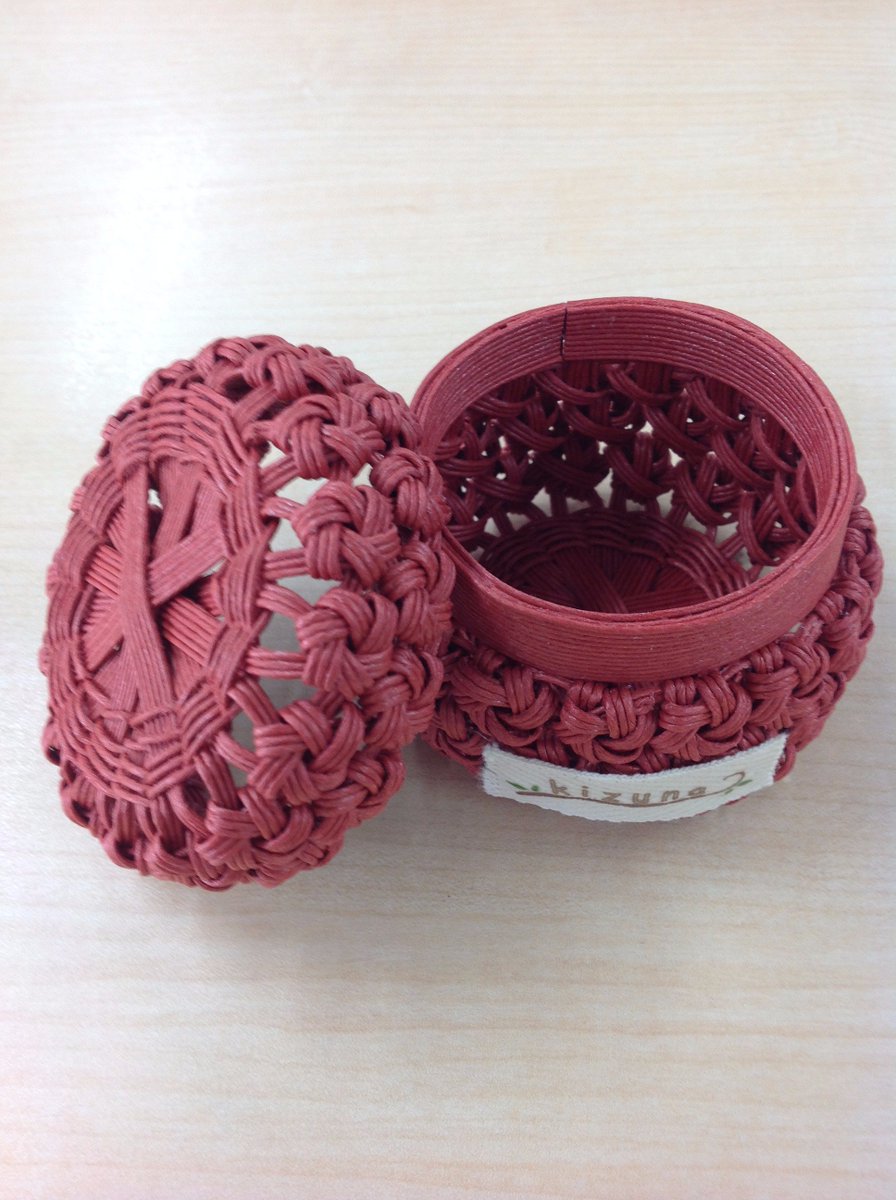 Kizunacraft 花結び編みのふたつき小物入れです アクセサリー入れや小物入れに そのまま飾っても可愛いですよ 紙 バンド クラフトバンド 赤色 手作り