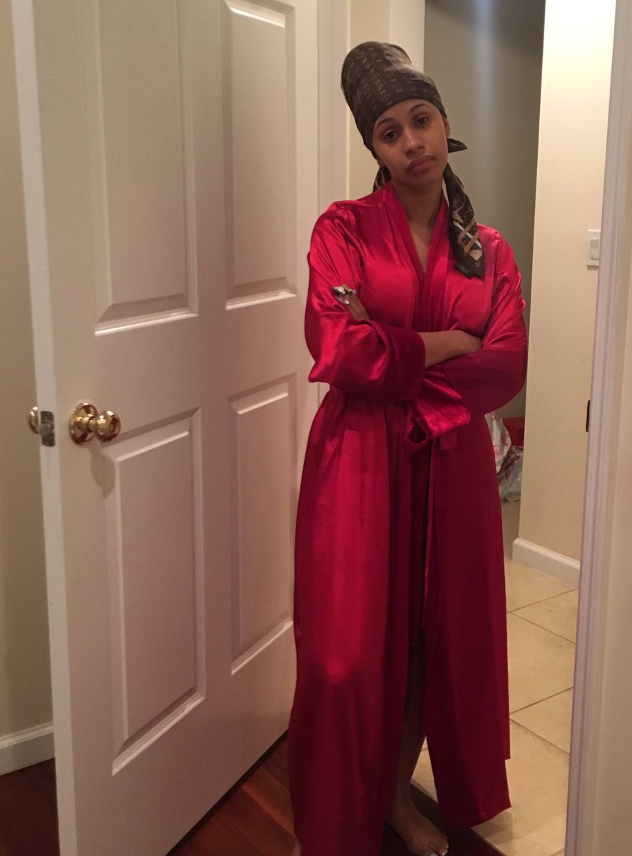 iamcardib's tweet photo. Wake yo ass up before you be late to school😤😤😤 https://t.co/XdXV7IW4XF