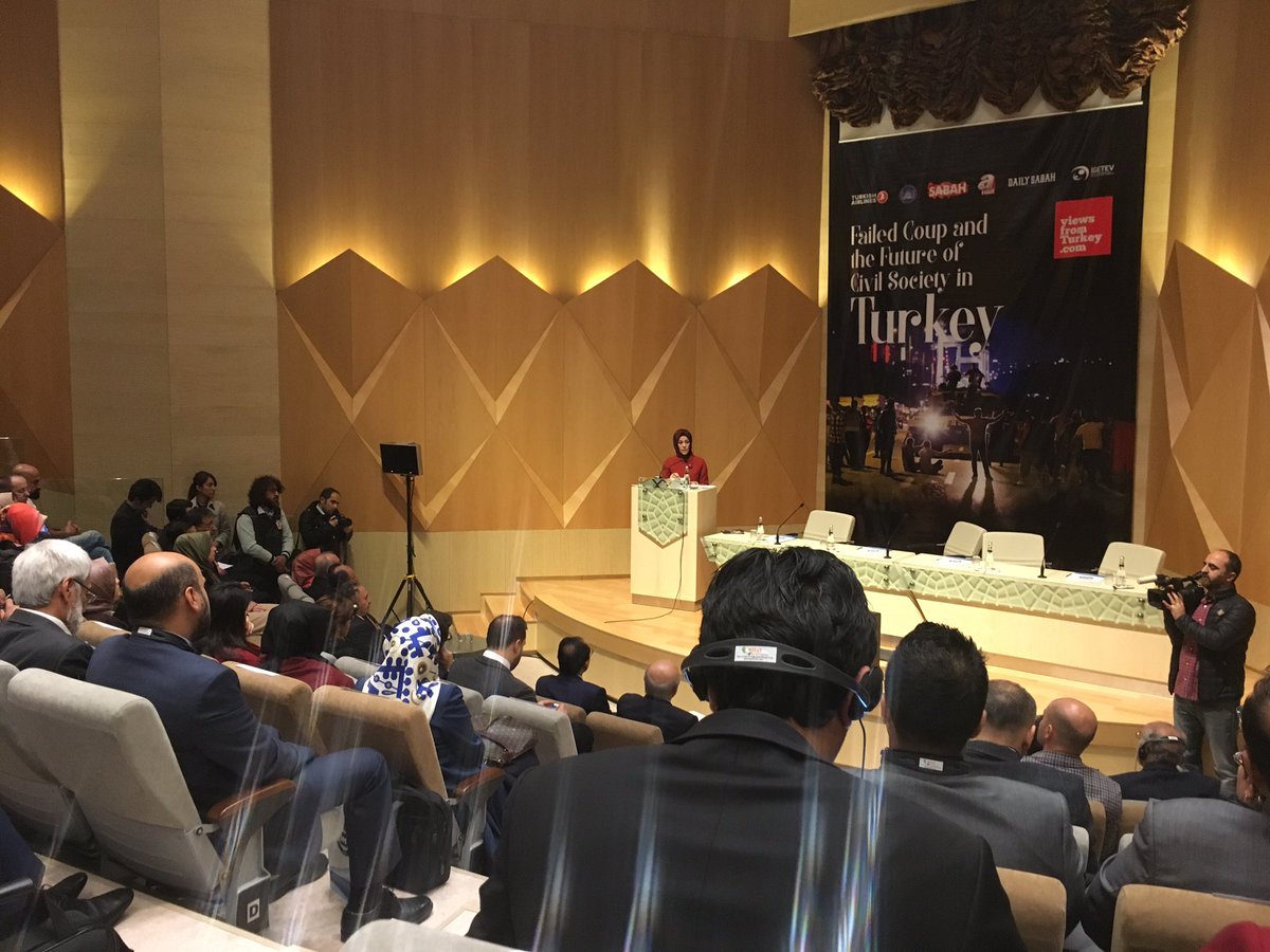 Darbe girişimini yabancı konuklar birinci ağızdan dinleme imkanı buldu. Dr. Esra Albayrak'a katkıları icin teşekkürler.