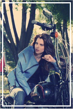 Mavinin huzuru ve derinin asaleti Deriderim’le bir arada! deriderim.com #deri #deriderim #kadin #mont #mavi #şık #moda #kombin