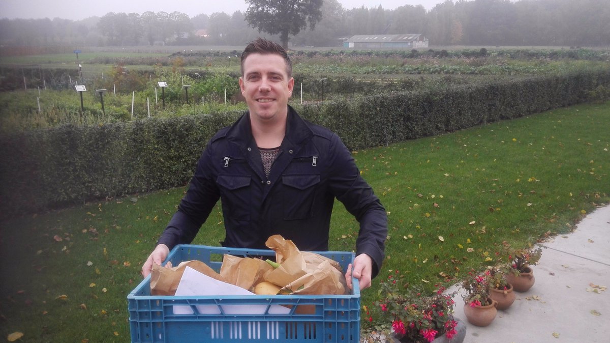 BijzBrabants's tweet photo. Chefkok Joppe Sprinkhuizen heeft (h)eerlijke groenten opgehaald bij onze boerderij. Gasten van het @prooflokaal in #Veghel smakelijk eten. https://t.co/AJJtFbPoDK
