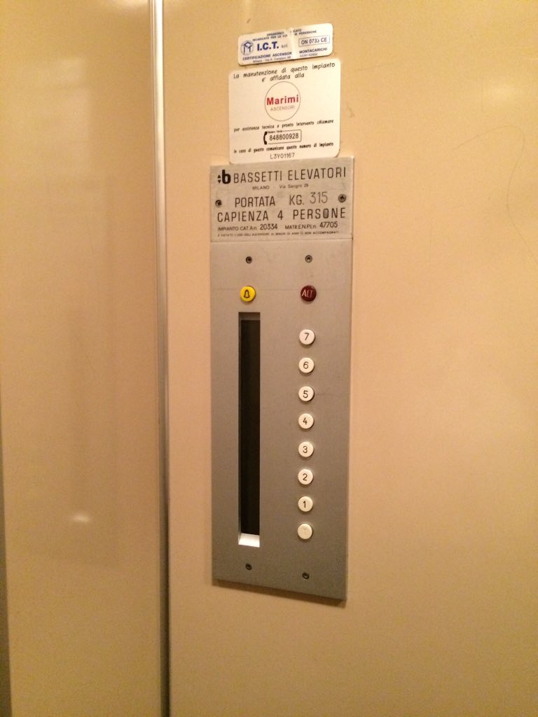 O Xrhsths Amoru053 Sto Twitter こちらはイタリアの古いエレベーター 呼出ボタンと停止 Alt ボタン しかありません 初めてイタリアンエレベーターに乗って扉を閉めるために 開くボタンの横にあるボタンを無意識に押したら チンチン と呼び出しボタンを押してしまい
