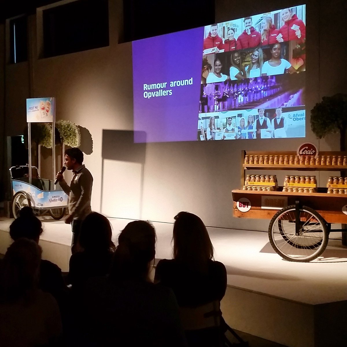 Gastheer Martin Damen van @Opvallers trapt #designmeetsbrands af tijdens #DDW op Perron 3